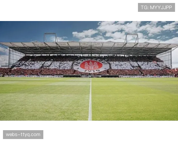 空场比赛:圣保利球迷在球场外集结,声援因财政问题被处罚的俱乐部 空场比赛:圣保利球迷在球场外集结,声援因财政问题被处罚的俱乐部